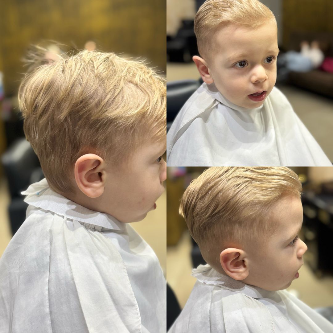 Colaj din trei fotografii care prezinta un baietel blond inainte si dupa tunsoare, realizata la Sia's Beauty din Lunca Cetatuii. In imaginea din stanga se vede parul mai lung si neingrijit, iar in cele doua imagini din dreapta rezultatul final – par scurt, curat, dat intr-o parte, cu contur ordonat pe laterale si ceafa. Baietelul poarta un halat alb de protectie in toate cele trei cadre. Colajul ilustreaza transformarea oferita de frizerie copii Iasi la Sia's Beauty.