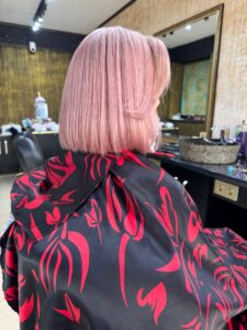Tunsoare bob scurt drept la femei, culoare roz pastel lucios, vedere din spate in salon - realizata in Sia’s Beauty Center Iasi