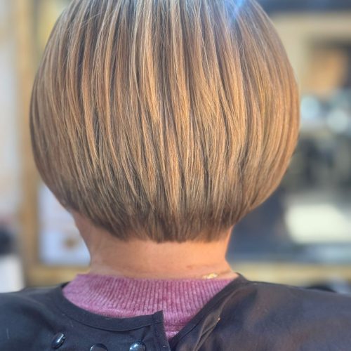 Vedere din spate a unei tunsori bob rotunjite si perfecte, par saten deschis cu reflexe blonde naturale si luminoase, realizata profesionist la Sia's Beauty Iasi, Lunca Cetatuii.