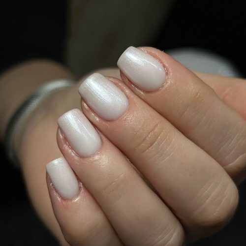 Manichiura cu gel alba sidefata perla lucioasa cu design minimalist