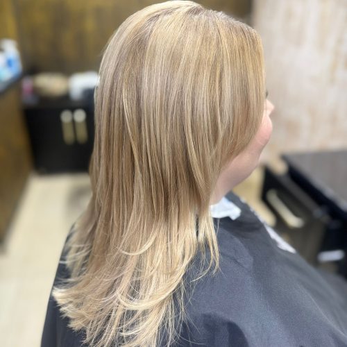 Tuns femei Iasi pe par blond cu lungime medie, realizat in scari pentru mai multa miscare si volum, efectuat la salonul Sia's Beauty din Lunca Cetatuii.