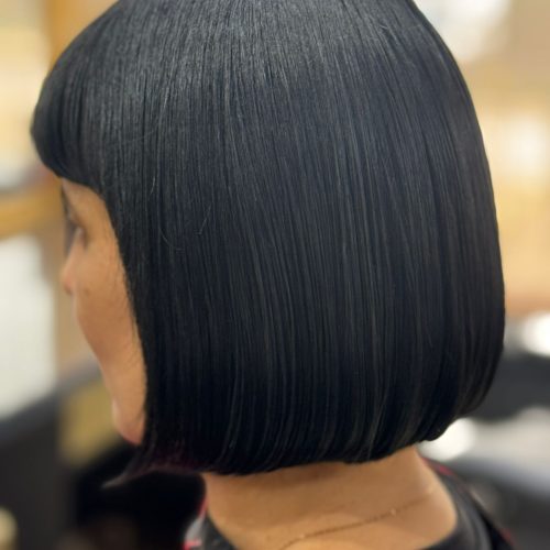 Profil lateral al unei tunsori bob clasice cu breton drept, par negru stralucitor si perfect netezit, realizata profesionist la Sia's Beauty Iasi, Lunca Cetatuii.