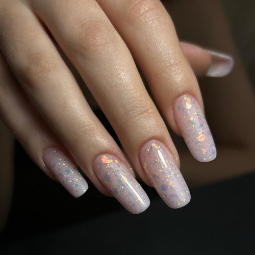 Manichiura cu gel roz pal confetti glitter multicolori iridescent