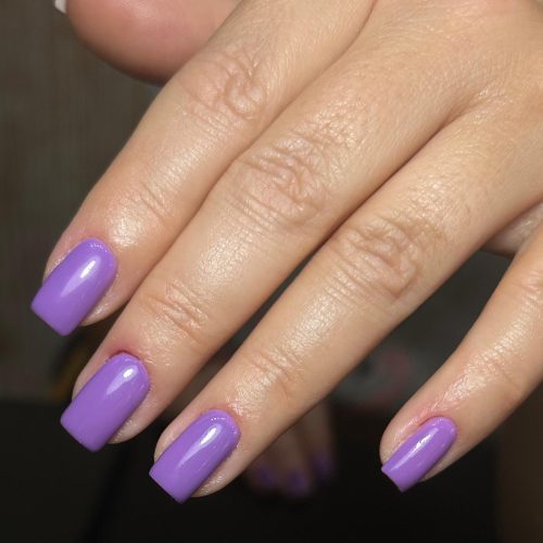 Unghii cu gel patrate mov cu finisaj lucios, manichiura moderna si eleganta