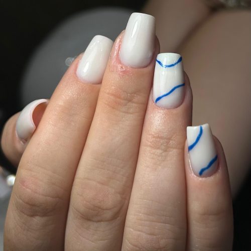 Unghii milky white cu dungi albastre, model fresh si minimalist realizat cu gel
