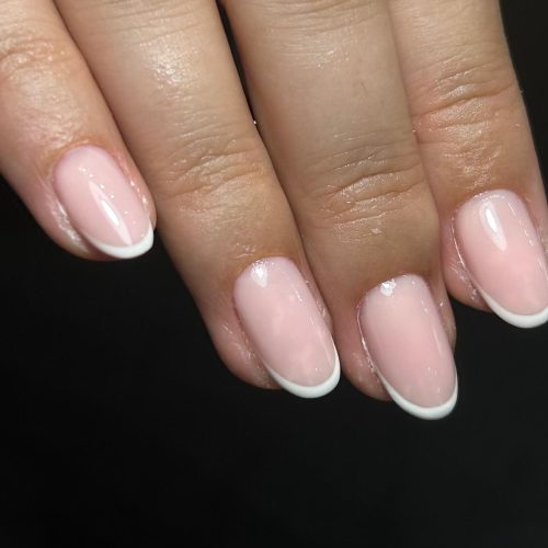 Manichiura cu gel french clasica pe unghii rotunde cu baza roz nude, design elegant si natural
