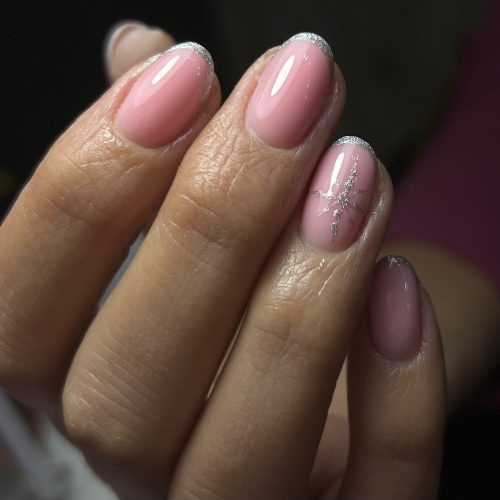 Manichiura gel roz pal cu french argintiu si fulg zapada