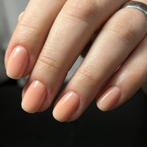 Manichiura gel piersica nude lucioasa natural look