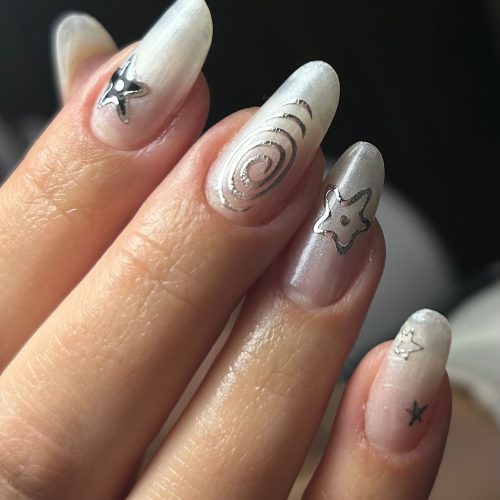 Manichiura gel alba perlat cu stelute argintii si swirl