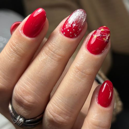 Unghii cu gel rosii de Craciun cu model festiv, design tematic elegant