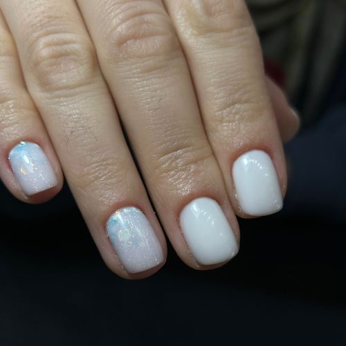 Manichiura milky white cu efect holografic si sclipici iridescent
