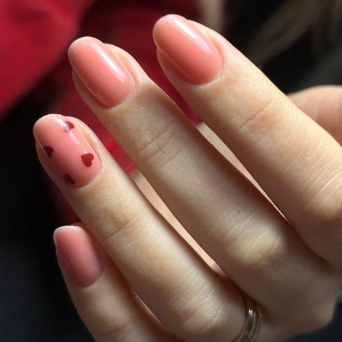 Manichiura gel roz piersica cu inimioare rosii - Sia’s Beauty Iasi Lunca Cetatuii