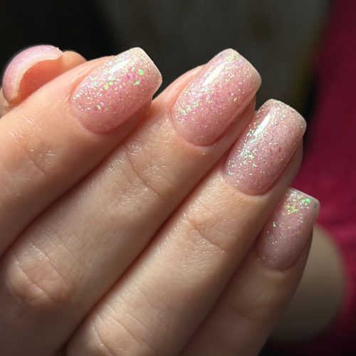 Manichiura gel holografica roz cu glitter iridescent multicolor