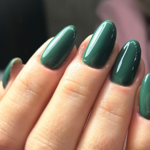 Unghii rotunde verde smarald intens cu finisaj lucios, manichiura eleganta