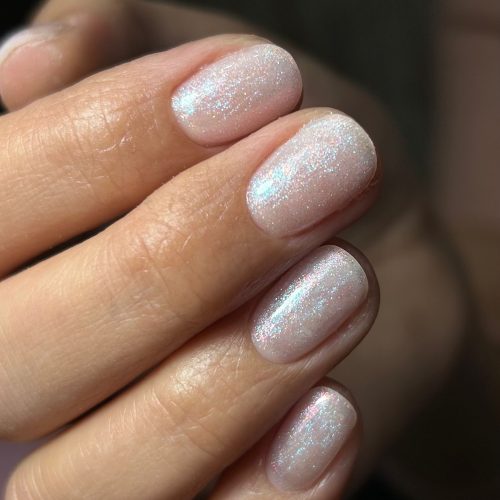 Manichiura cu gel pe unghia naturala cu sclipici sidefat, finisaj lucios elegant