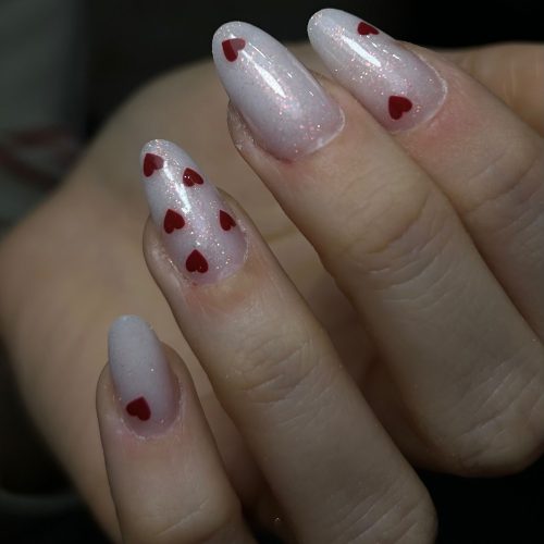 Unghii rotunde alb sidefat cu inimioare burgundy, festive pentru dragobete