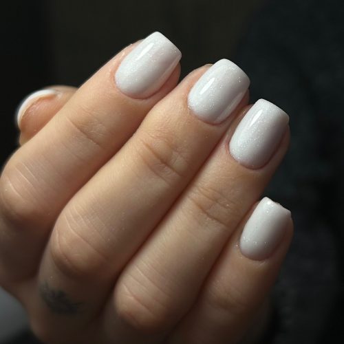 Manichiura profesionala unghii cu gel albe, elegante cu finisaj glossy